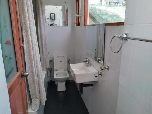 Eco Creations Nuwaraeliya في نوارا إليا: حمام صغير مع حوض ومرحاض