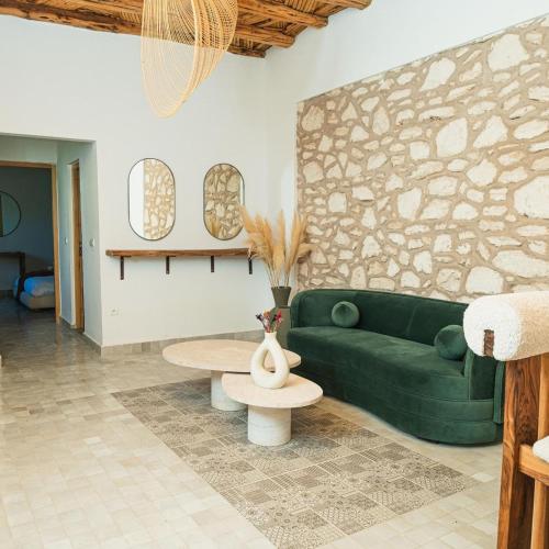 Χώρος καθιστικού στο Cavanna Lodge Table d'hôtes Piscine & SPA Adults-Only