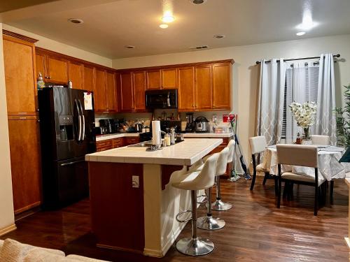 蘭開斯特的住宿－Woodgate Residential，厨房配有柜台、冰箱和桌子
