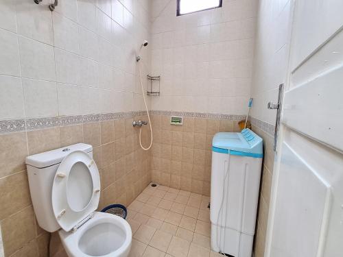 un piccolo bagno con servizi igienici e doccia di Villa Kota Bunga A11-07 a Cikundul