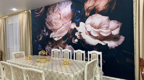 包爾弗伊的住宿－Коттедж，墙上挂着鲜花的餐桌用餐室