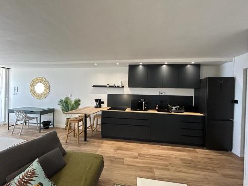 a living room with a kitchen and a dining room at Appartement Luxe Ocean View 9403 in Cul de Sac
