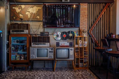 Zimmer mit 2 Mikrowellen und 2 TVs in der Unterkunft Vintage54 Hotel Ayutthaya in Phra Nakhon Si Ayutthaya