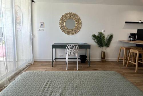 a bedroom with a desk with a chair and a table at Appartement Luxe Ocean View 9403 in Cul de Sac