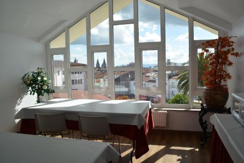 Habitación grande con mesa y ventana grande. en Loop INN Hostel Santiago de Compostela, en Santiago de Compostela