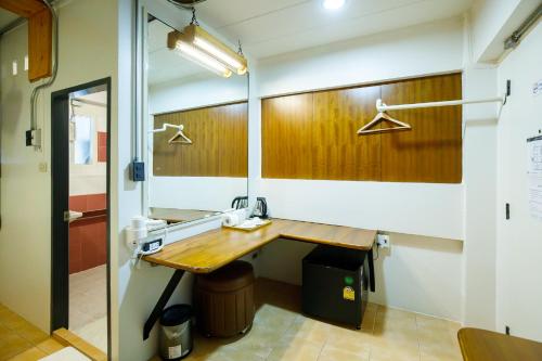 a hospital room with a desk and a mirror at Vintage54 Hotel Ayutthaya in Phra Nakhon Si Ayutthaya