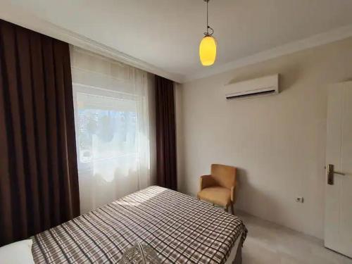 1 dormitorio con cama y ventana en Marina Residence, en Antalya