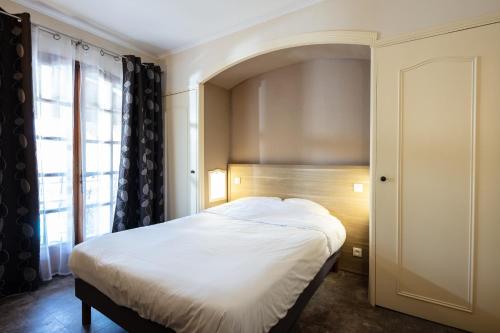 Postel nebo postele na pokoji v ubytování Auberge de la Tour -Appartements-