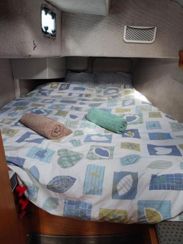 - un lit dans un camping-car avec des oreillers dans l'établissement Location Unique : Le Bateau d'Antoine à Roscoff, à Roscoff