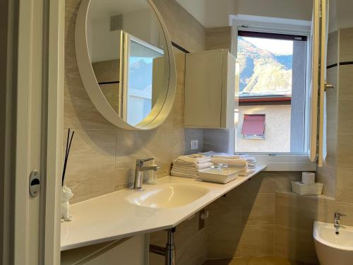 La salle de bains est pourvue d'un lavabo et d'un miroir. dans l'établissement Nest & Relax, à Trente