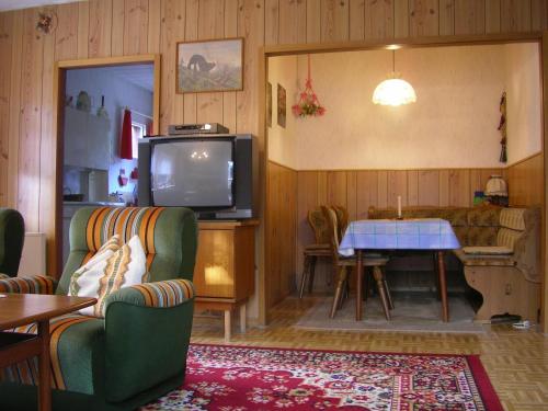TV a/nebo společenská místnost v ubytování Ferienhaus Klein