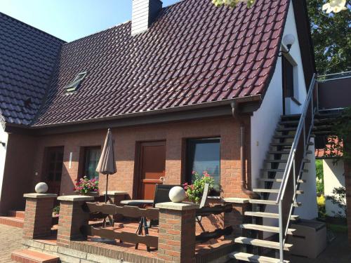 een huis met een trap en een dak bij Ferienwohnungen Pachal in Prerow