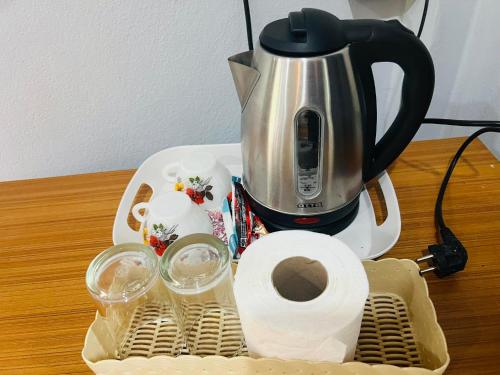una macchinetta del caffè e carta igienica su un tavolo di Lovely Lanta Resort a Ko Lanta