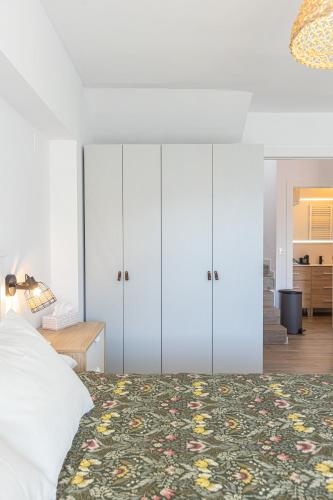 a bedroom with white cabinets and a bed at Suite Avalanch in Sierra Nevada