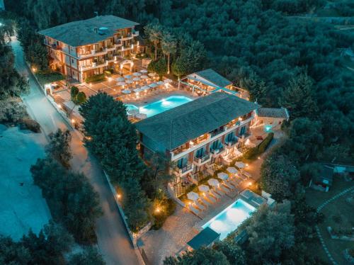  Elle offre une vue aérienne sur un hôtel doté d'une piscine. dans l'établissement Dracos Hotel, à Parga