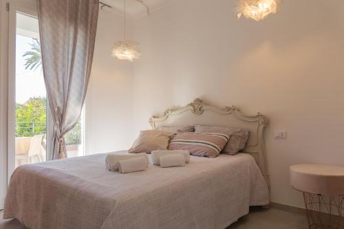 um quarto com uma cama com duas toalhas em Gerani Apartments em Bordighera