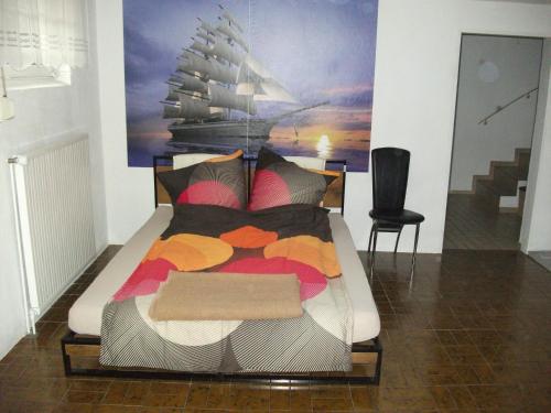 Un pat sau paturi într-o cameră la Helle große Souterrainwohnung mit eigenem Eingang