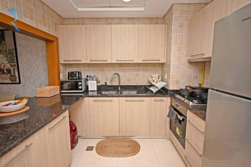 Kuchyň nebo kuchyňský kout v ubytování Natura Haven - Serene 1BR Apartment in Yas Island, Near Yas Mall