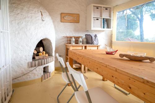 een keuken met een tafel en een pizza-oven bij N269 - Numana, villa singola quadrilocale con giardino in Numana