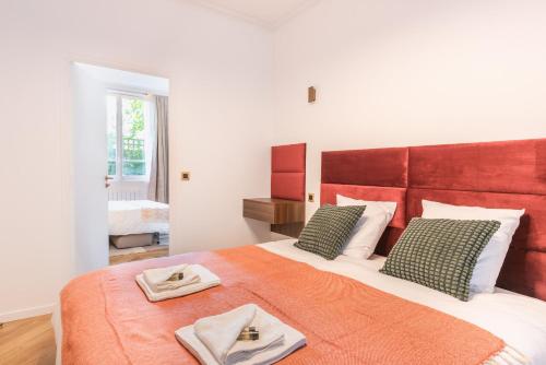 een slaapkamer met een groot bed en 2 handdoeken bij Charming and Cosy apartment for 4 guests in Parijs