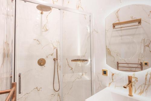 een badkamer met een douche en een wastafel bij Charming and Cosy apartment for 4 guests in Parijs