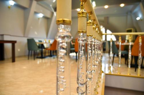 une rangée de verres à vin suspendus à un poteau dans l'établissement Karat Inn Boutique Hotel, à Baku