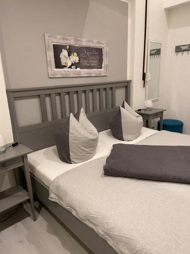 Habitación de hotel con 2 camas con almohadas en Ferienhaus Glöckner, en Seiffen