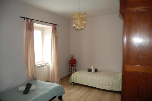 Schlafzimmer mit einem Bett, einem Fenster und einem Tisch in der Unterkunft La Villa du bonheur in Puy-Saint-Martin