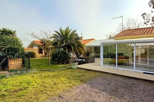 une maison avec un porche et une cour dans l'établissement 