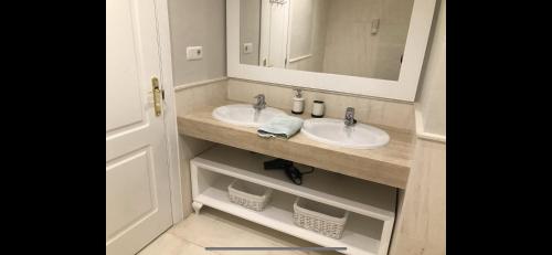 Kúpeľňa v ubytovaní MI CAPRICHO 2D BEACHFRONT- Apartment with sea view - Costa del Sol