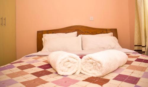Un pat sau paturi într-o cameră la One bedroom Thika E4
