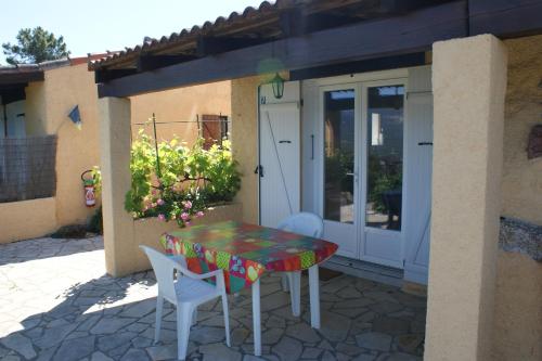 a table and chairs sitting outside of a house at Résidence île de beauté in Propriano