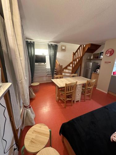 ein Wohnzimmer mit einem Tisch und einem Esszimmer in der Unterkunft Appartement de 32m² au cœur de la Joue du Loup in Le Dévoluy