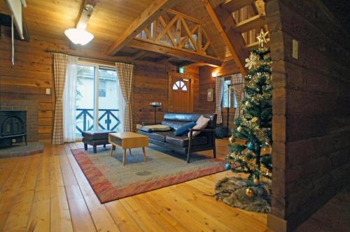 Posezení v ubytování HARUNA LODGE Private log house with starry sky from the skylight, fireplace, and spacious deck BBQ