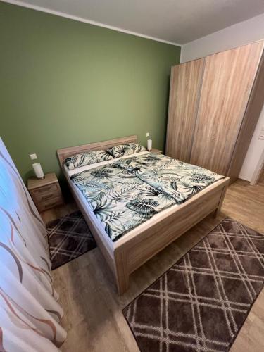 1 dormitorio con 1 cama en una pared verde en Ferienhaus im Wiesental, en Nideggen