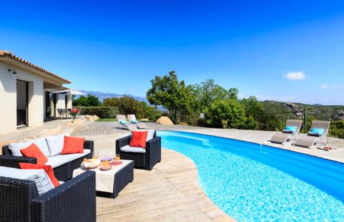 una villa con piscina y patio en Villa Alzitella, en Sotta
