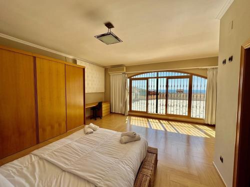 um quarto com uma cama e uma grande janela em Villa la Parreta Ref025 em Las Villas