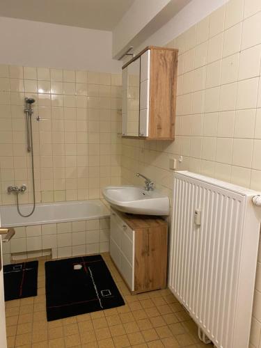 een badkamer met een wastafel, een toilet en een bad bij Private Wohnung direkt im Zentrum in Braunau am Inn