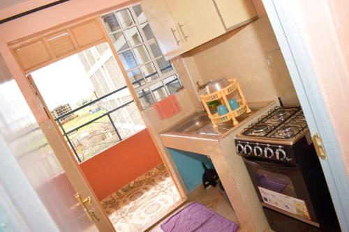 O bucătărie sau chicinetă la Fully furnished One bedroom E5