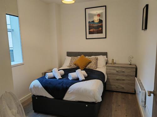 um quarto com uma cama com duas almofadas em 404 Bayard Plaza 2 Bedroom Apartment with Outside terrace em Peterborough