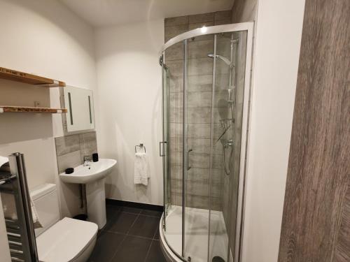 uma casa de banho com um chuveiro, um WC e um lavatório. em 404 Bayard Plaza 2 Bedroom Apartment with Outside terrace em Peterborough