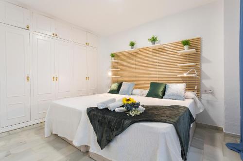 Un dormitorio con una cama grande con flores. en Vistahermosa Piscinas vista Bahía, en El Puerto de Santa María