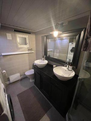 een badkamer met 2 wastafels en een toilet bij Hovden in Hovden