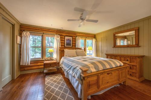 a bedroom with a bed and a ceiling fan at Baja Norte with Xbox and Board Game in Hood River