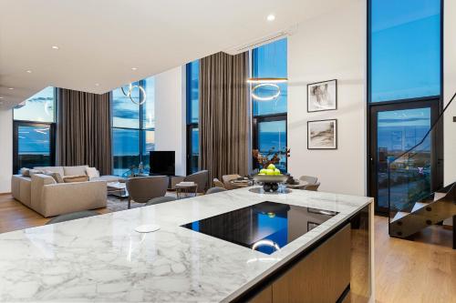 Un lugar para sentarse en Elegant Seaview Penthouse 3BR Ensuite Luxury Retreat with Sauna and Free Parking