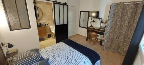 1 dormitorio con 1 cama y escritorio en una habitación en Campagno chambre d hote, en Mougins