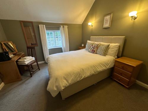 una camera con un letto bianco e una finestra di The Unicorn Inn a Newton Solney