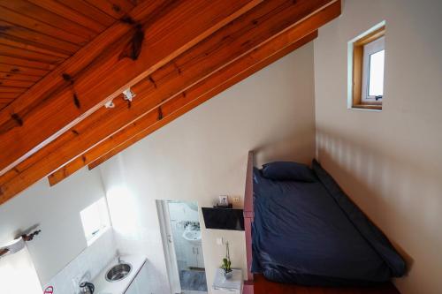 ケープタウンにあるOcean Vibesのベッド1台と洗面台が備わる客室です。