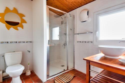 une salle de bain avec douche et toilettes dans l'établissement Instants de détente et de partage aux sables d'or, à La Guérinière