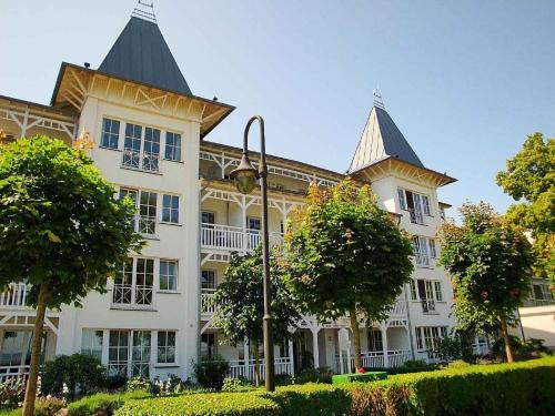 Seeschloss, App 27 - direkt an der Strandpromenade, TOPLAGE في بينز: مبنى كبير عليه برجين